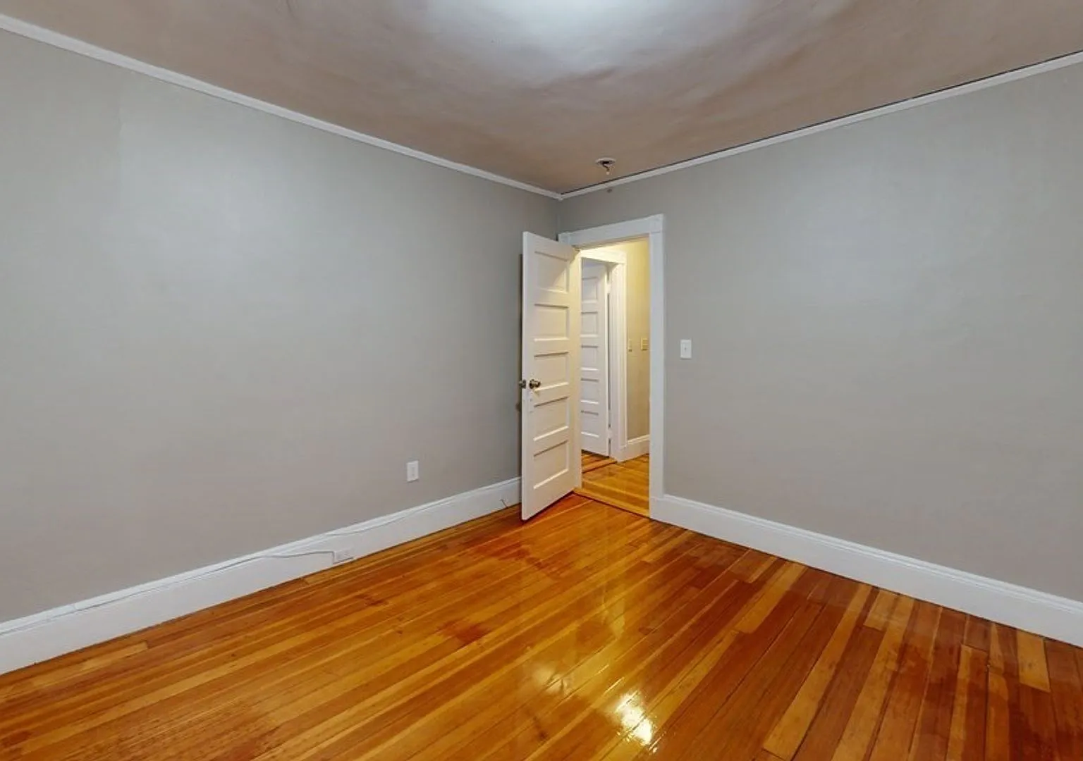 5 Bed 2 Bath in Newton - 2 Floors — Photo 4