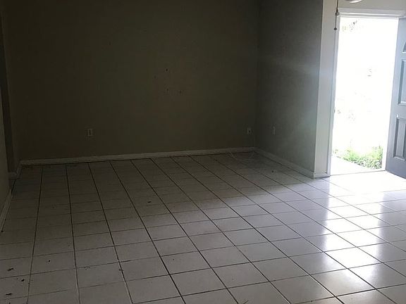 3rd image of 1402 N Maryland Ave