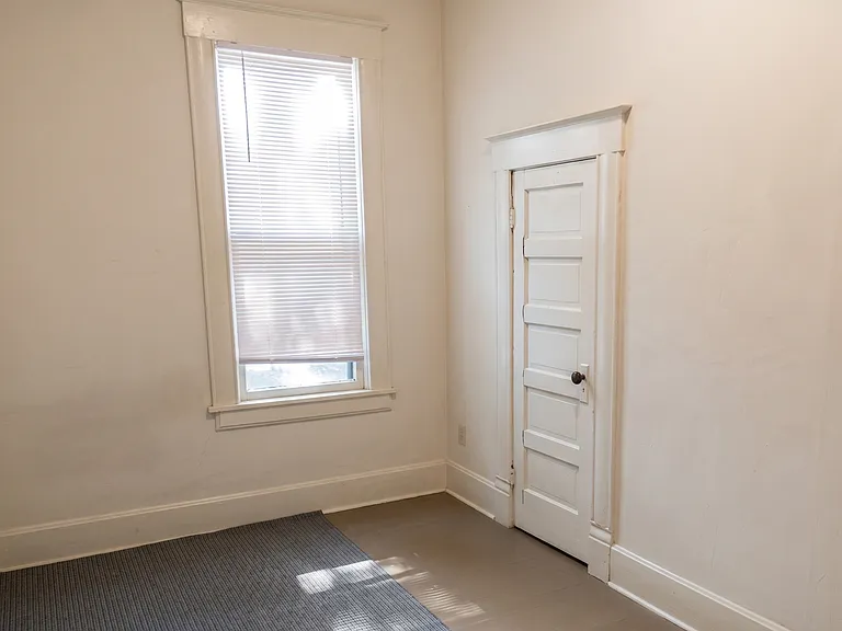 1207 E Elm St — Photo 5