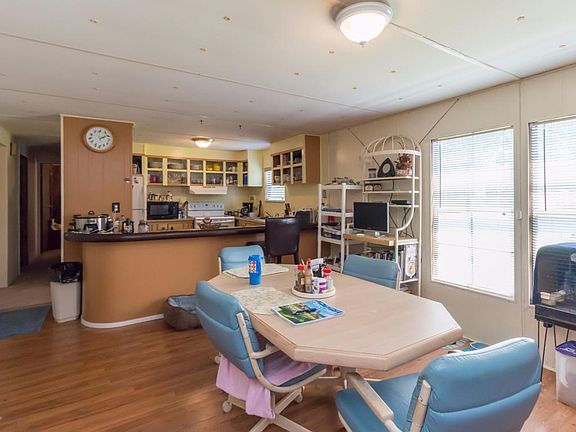 05 family room to the kitchen