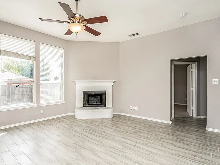 2504 Castle Ridge Dr — Photo 3