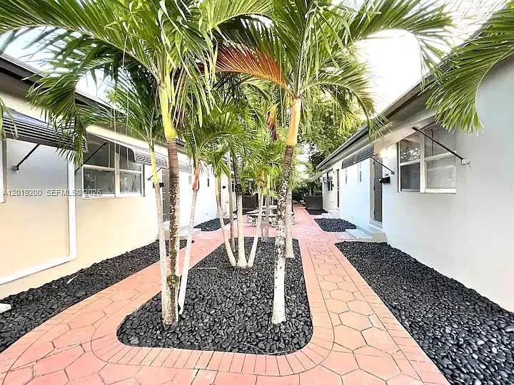 Hollywood South Side Add — Photo 2