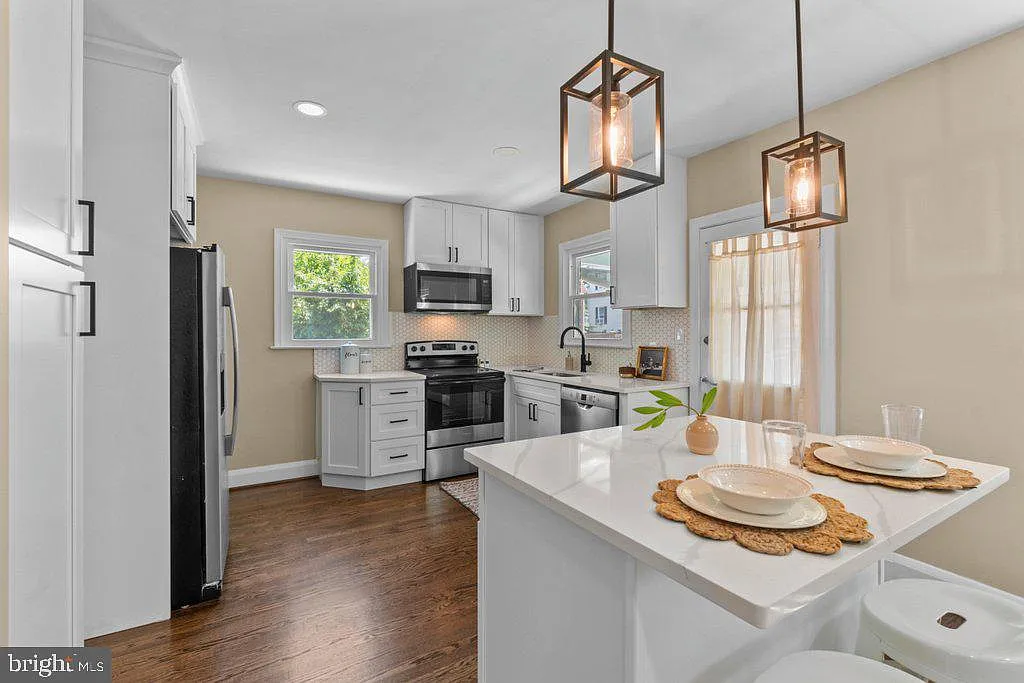3 bed, 1293 sqft, $2,795 — Photo 2