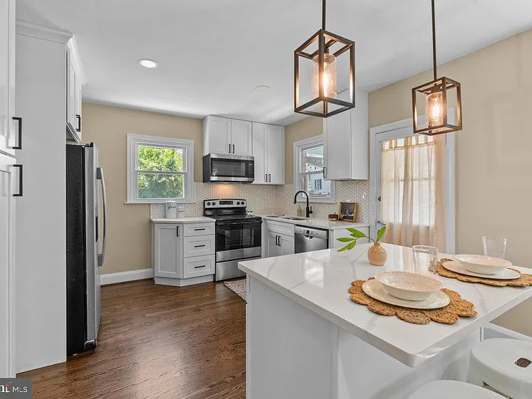 3027 Lavender Ave — Photo 2