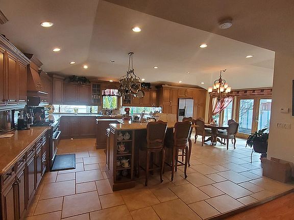 4th image of 61 Burke Ave
