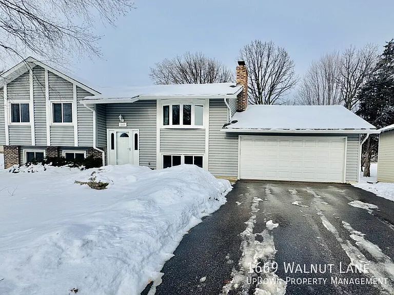 1669 Walnut Ln — Photo 2