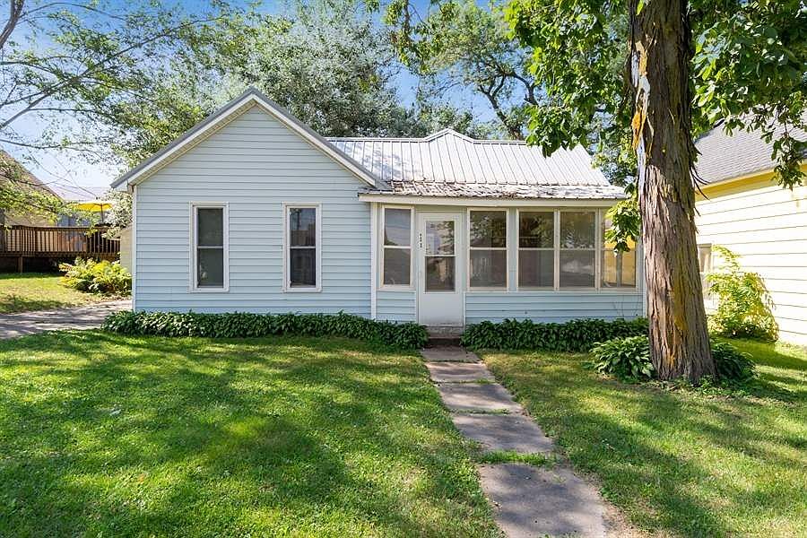 111 E Linn St, Coggon, IA 52218 Zillow