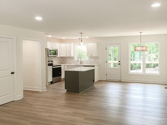 3rd image of 116 Boonsboro Dr