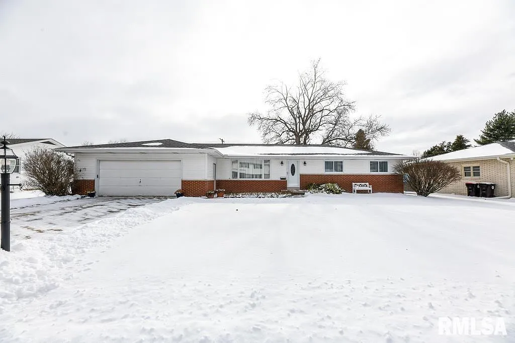 374 E Forestwood St photo 1