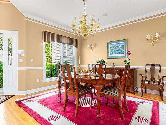 3rd image of 35 Fieldstone Dr