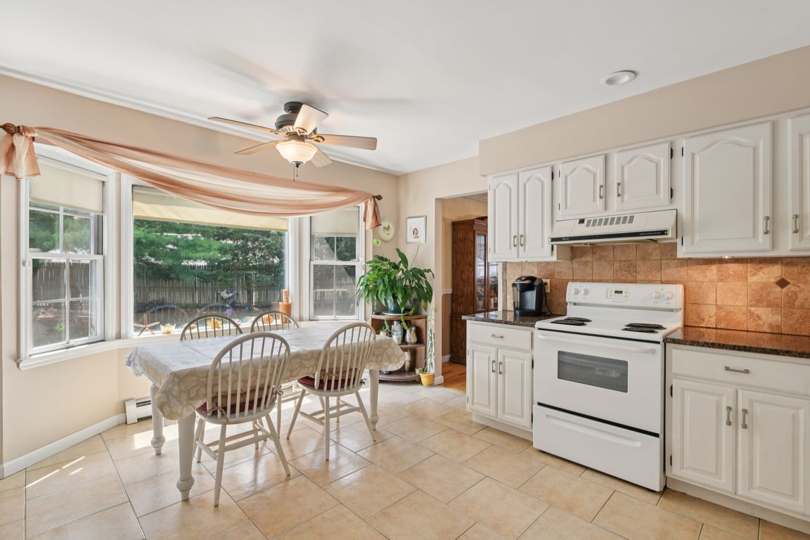 Sherwood Ct-2406-012.jpg