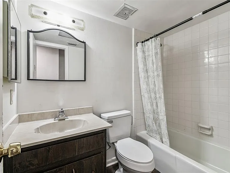 855 E Brandon Blvd — Photo 10