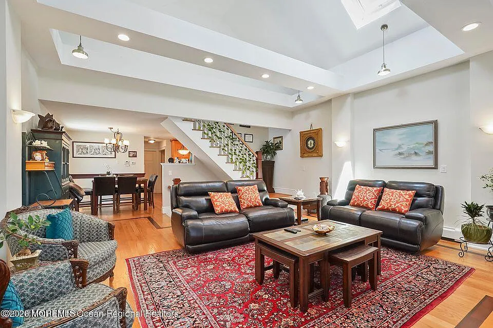 3 bed, 3.5 bath, 604 sqft, $5,250 — Photo 1