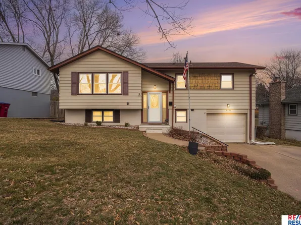 8762 Pine Dr, La Vista, NE 68128