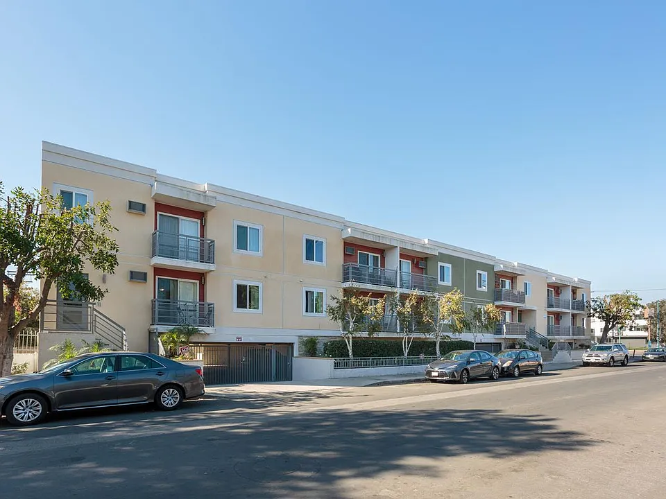 5161 Riverton Ave #208