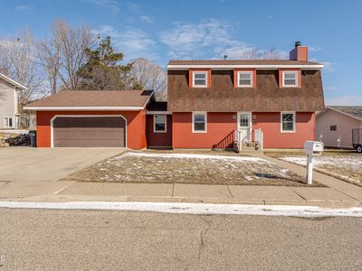 704 Johns Dr NE, Mandan, ND, 58554
