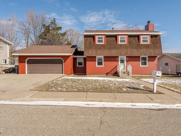 704 Johns Dr NE, Mandan, ND 58554