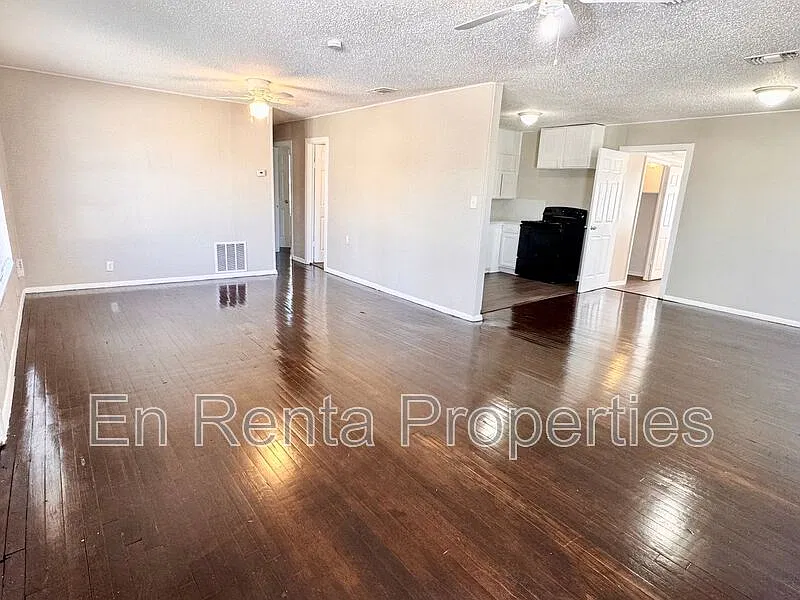 3 bed, 1.0 bath, 1197 sqft, $1,695 — Photo 2