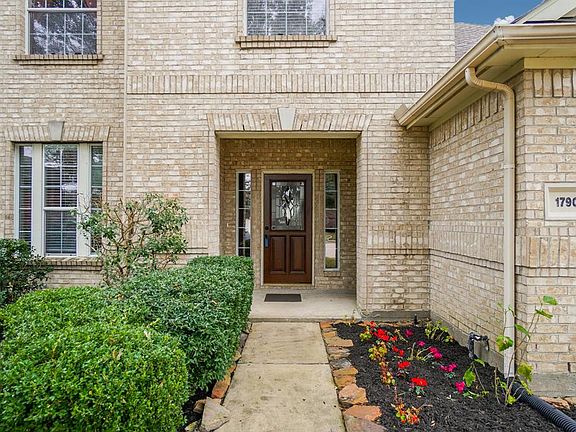 Inviting front entry