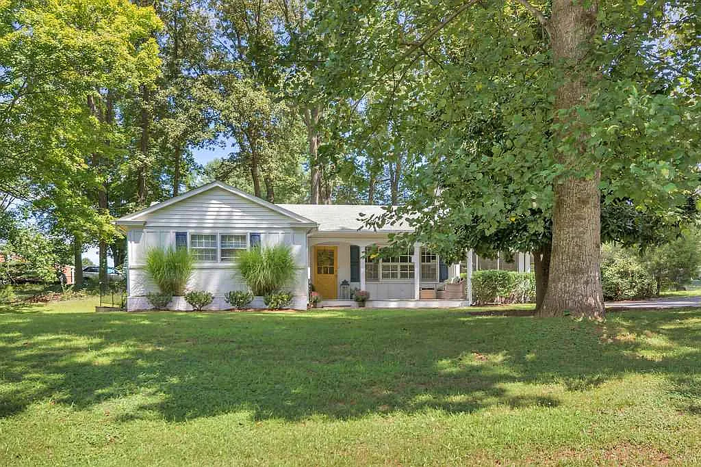 2013 Greenbrier Dr photo 1