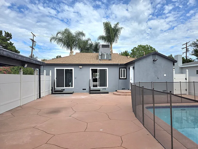 7523 Darby Ave — Photo 24