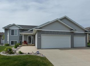 5536 Farmstead Ct S, Fargo, ND 58104