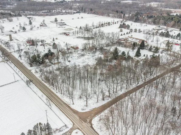 19040 Hickory Ridge Rd, Fenton, MI 48430