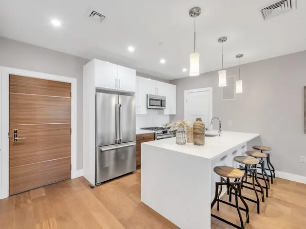425 Lagrange St Unit 101, West Roxbury, MA 02132