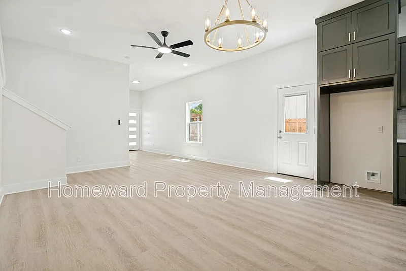 4 bed, 2.5 bath, 1744 sqft, $2,100 — Photo 2
