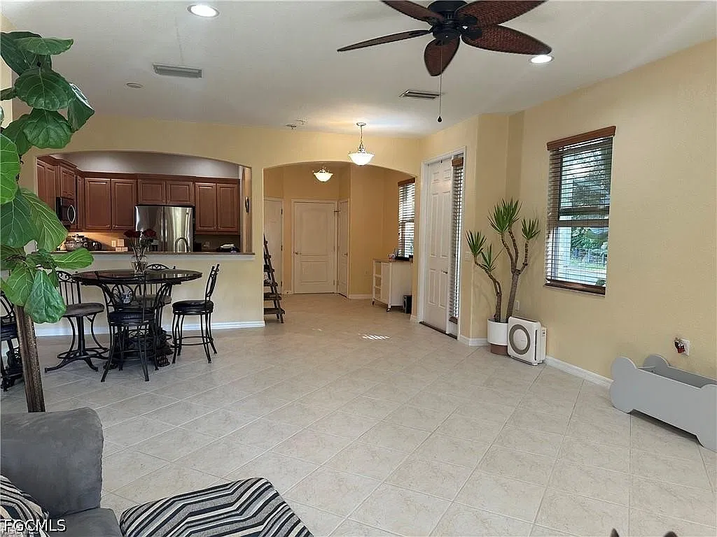 3 bed, 2.5 bath, 1936 sqft, $1,950 — Photo 4