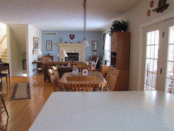 Dining Area/Kitchen Bar