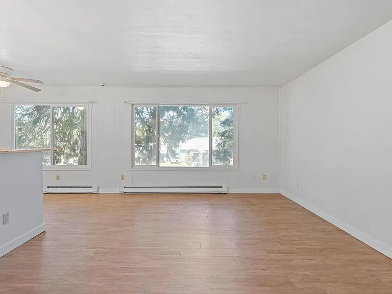 $500 off! Updated, upstairs 2-bdrm/1-bath triplex aptOn-site w/d, off-street parking, near downto... — Photo 8