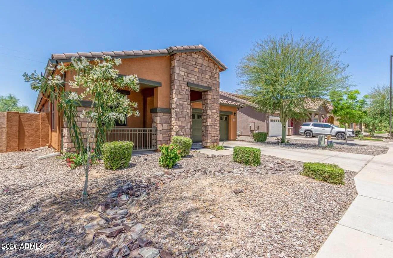 3 bed, 2.0 bath, 1885 sqft, $2,600 — Photo 2