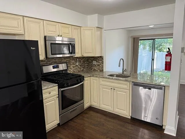 1042 Baywood Dr — Photo 4