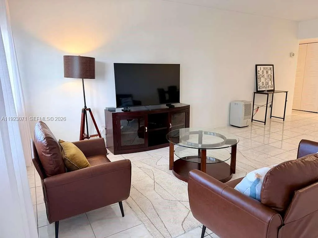 The Decoplage Condo — Photo 2