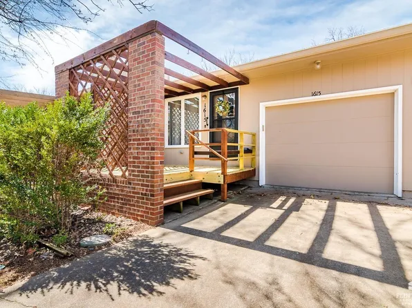 1615 Woodcrest Dr, Manhattan, KS 66502