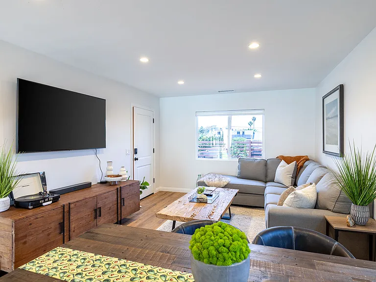 727 W 11th Ave — Photo 7