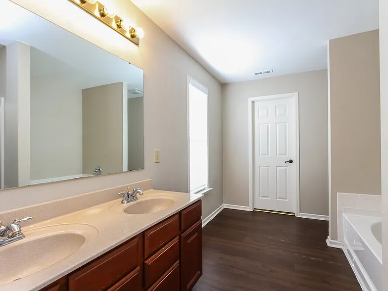 10718 Pavilion Dr — Photo 9