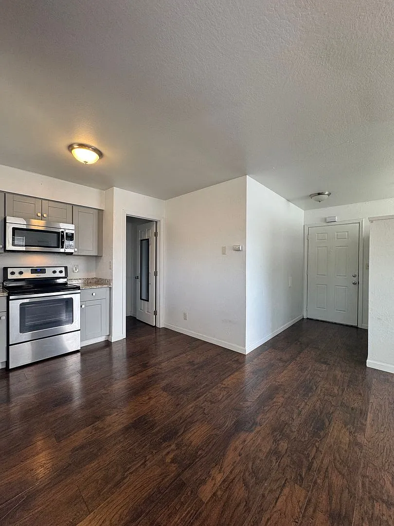 Locust Apartments — Photo 3