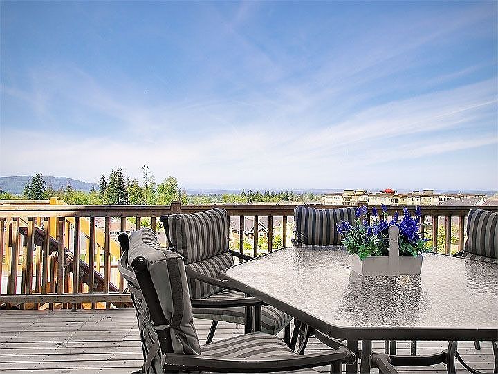Enjoy Endless views of Great NW from entertainment-sized deck!