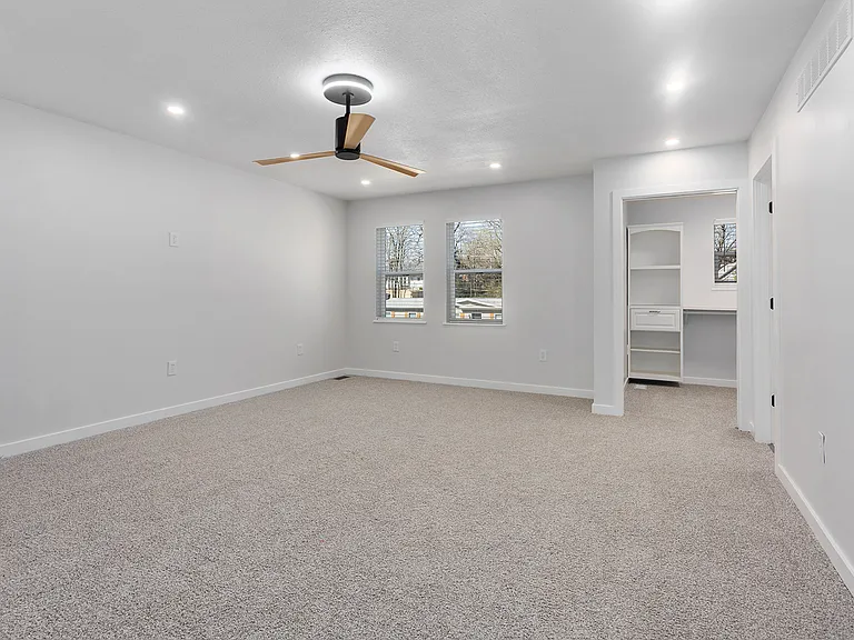 2027 Agnes Ave — Photo 17