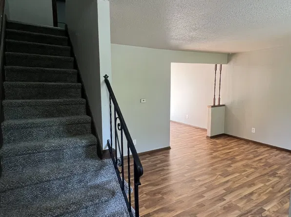 33 E Pleasant View Dr, Des Moines, IA 50315