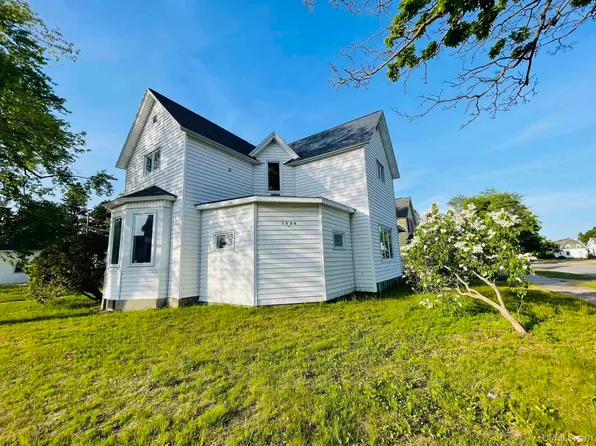 1326 Michigan Ave, Gladstone, MI 49837