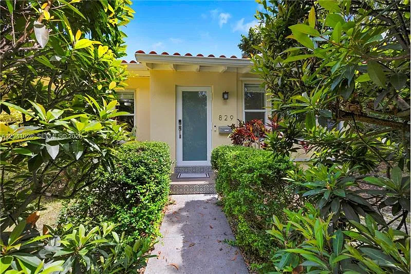 829 Medina Ave