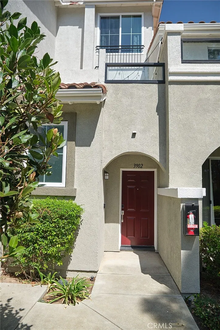 1 bed, 1.5 bath, 890 sqft, $3,200 — Photo 2