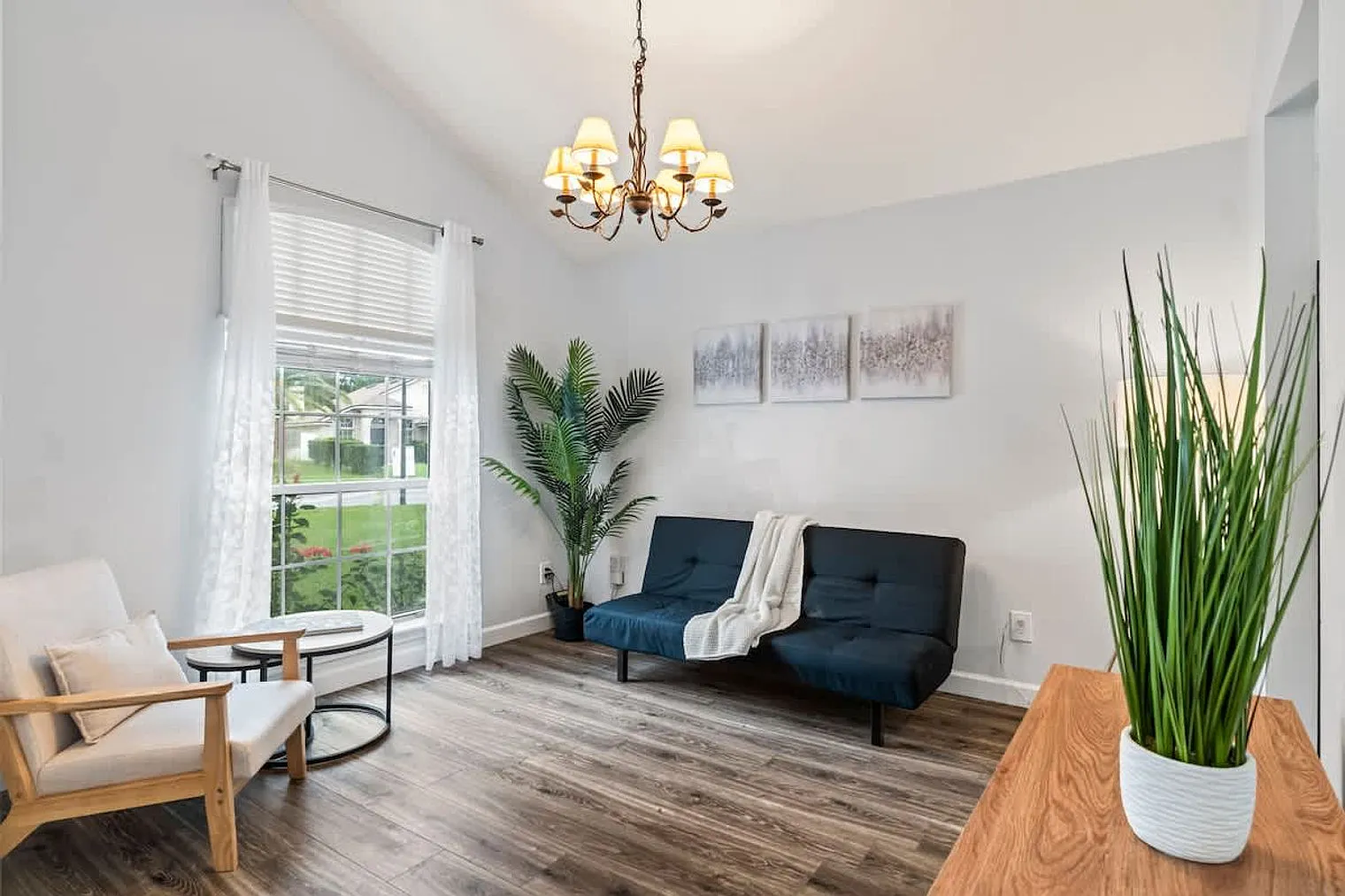 5 bed, 2.0 bath, 2529 sqft, $8,165 — Photo 3