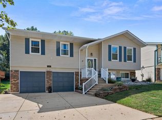 530 Treetop Village Dr, Ballwin, MO 63021