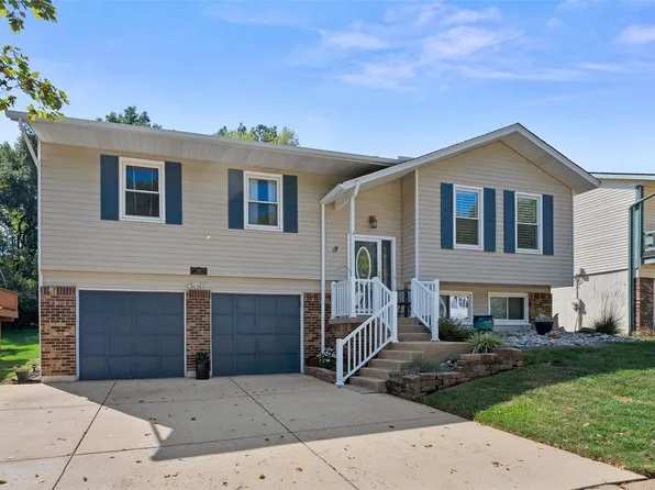 530 Treetop Village Dr, Ballwin, MO 63021