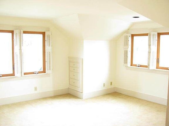 Oversize 3rd bedroom w/ vaulted ceilings