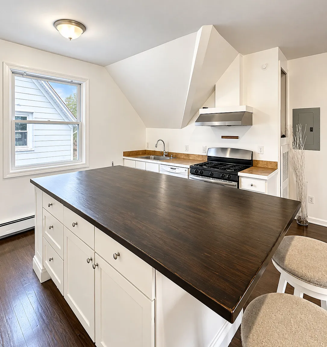 2 bed, 1.0 bath, 3257 sqft, $1,800 — Photo 2